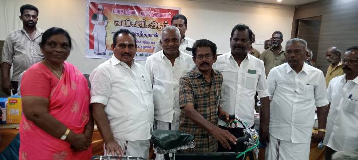 மூத்த எம்.ஜி.ஆர்., ரசிகர் மற்றும் கழக நிர்வாகிகளை கௌரவித்து நலத்திட்ட உதவிகள் வழங்கும் விழா!!