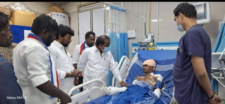 அரசு மருத்துவமனையில் சிகிச்சை பெற்று வரும் பள்ளி மாணவனை நேரில் சந்தித்து எம்.எல்.ஏ., ஜெகன் மூர்த்தியார் ஆறுதல்!!