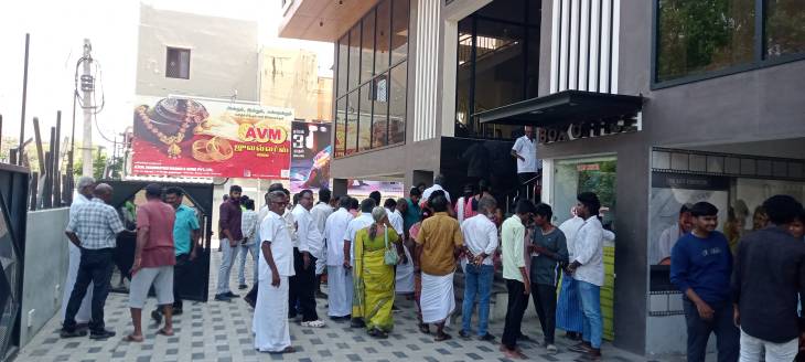 தூத்துக்குடியில் உயிர் மூச்சு திரைப்படம் பட்டாசு வெடித்து மேளதாளத்துடன் வெளியீடு!!