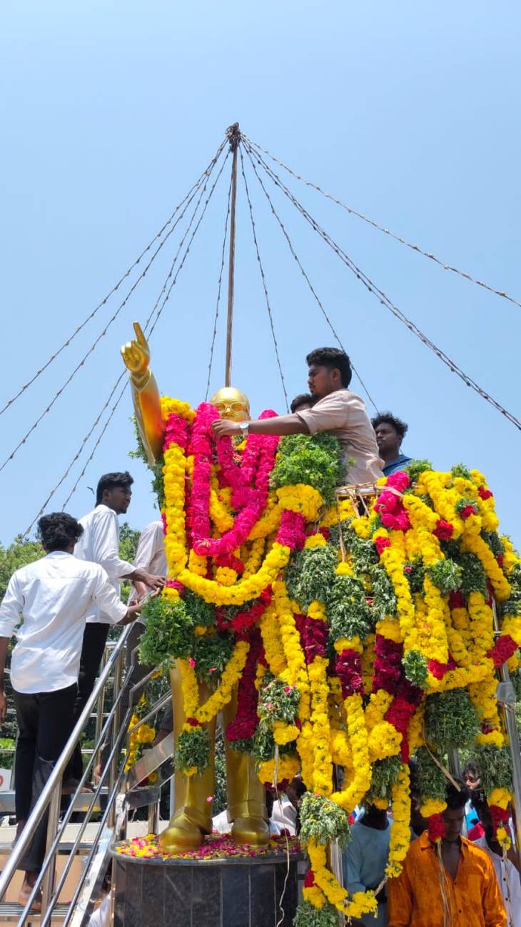 அம்பேத்கர் பிறந்தநாளையொட்டி தூத்துக்குடி மாநகர இந்து இளைஞர் முன்னணி சார்பில் மாலை அணிவித்து மரியாதை!!