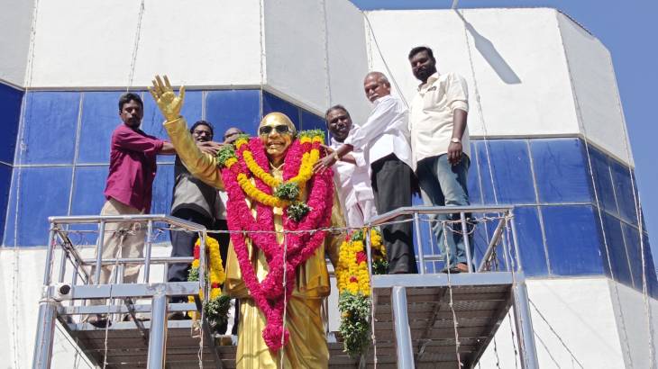 முன்னாள் முதல்வர் மு. கலைஞர் கருணாநிதியின் பிறந்தநாளையொட்டி திருவுருவச் சிலைக்கு மதிமுக மாநகர செயலாளர் முருகபூபதி தலைமையில் மாலை அணிவித்து மரியாதை செலுத்தப்பட்டது!!