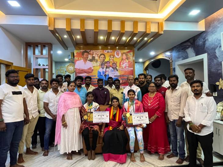 ஆசிய அளவில் நடைபெற்ற சர்வதேச யோகா போட்டியில் வெற்றி - தூத்துக்குடி தவெக பொறுப்பாளர் அஜிதா ஆக்னல் வீர மங்கைகளை வீட்டிற்கு அழைத்து நினைவு பரிசு வழங்கி வாழ்த்து!!