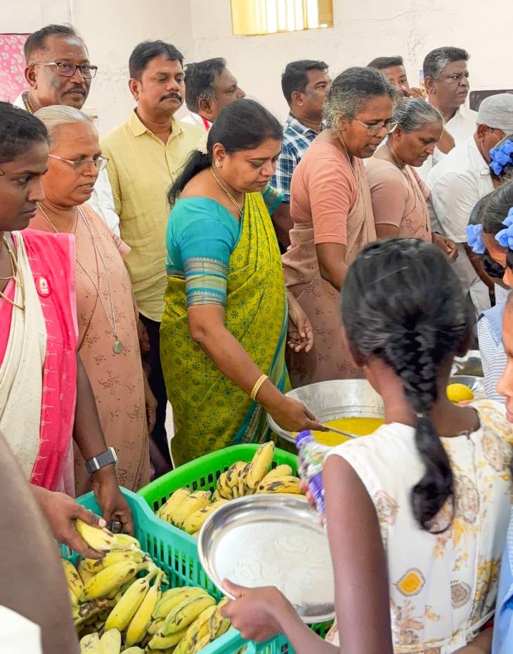 கலைஞர் பிறந்தநாளை முன்னிட்டு திமுக ஐடி விங் சார்பில் அமைச்சர் கீதாஜீவன் மாணவிகளுக்கு அறுசுவை உணவு வழங்கினார்!!