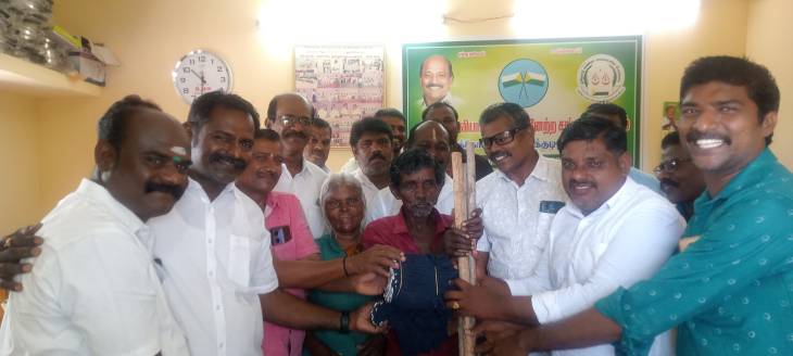 தூத்துக்குடி புதுக்கோட்டையில் தமிழ்நாடு வணிகர் சங்கங்களின் பேரமைப்பு தலைவர் ஏ.எம். விக்ரமராஜா பிறந்தநாளை முன்னிட்டு அனைத்து வியாபாரிகள் முன்னேற்ற சங்கம் சார்பில் நலத்திட்ட உதவிகள் மற்றும் இனிப்பு வழங்கி கொண்டாட்டம்!!