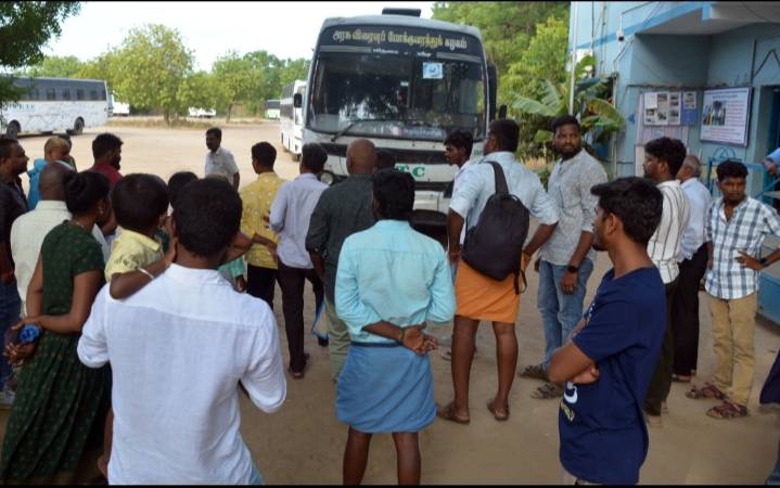 திருச்செந்தூரில் இருந்து சேலம் சென்ற எஸ்.இ.டி.சி. யின் பராமரிப்பில்லாத சொகுசு பஸ்சால் தூத்துக்குடியில் போராட்டத்தில் ஈடுபட்ட பயணிகள்!!
