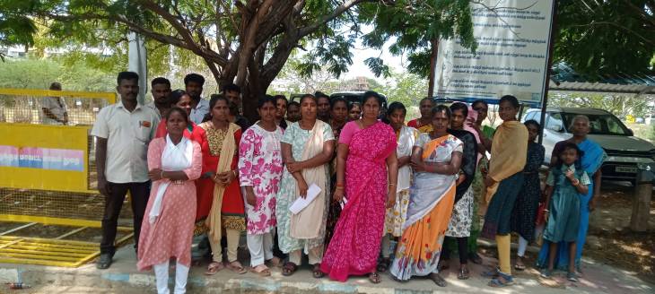 குளத்துள்வாய்ப்பட்டி ஊர் பொதுமக்கள் மற்றும் எட்டையபுரம் காவல் நிலையம் எஸ்.ஐ. மாதவராஜன் ஆகியோர் தொடர்ந்து மிரட்டல் விடுவதாக கூறி ஆட்சியரிடம் மனு அளிக்க திரண்ட இலங்கை தமிழர் மறுவாழ்வு முகாம் மக்கள்!!
