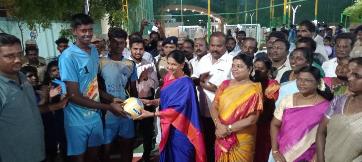 தூத்துக்குடியில் செயற்கை புல் தரை மைதானம் - கனிமொழி எம்.பி., திறந்து வைத்தார்!!