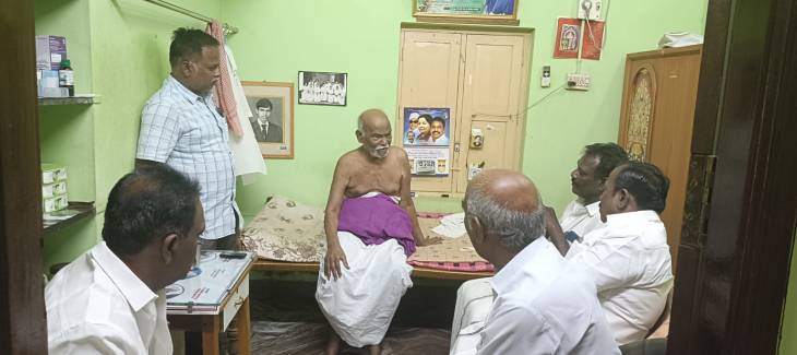 முதுமையின் காரணமாக ஓய்வில் இருக்கும் முன்னாள் எம்.ஜி.ஆர். மன்ற செயலாளரும், முன்னாள் எம்.எல்.ஏவுமான செல்லுத்துரையை முன்னாள் அமைச்சர் சி.த. செல்லப்பாண்டியன் நேரில் சந்தித்து நலம் விசாரித்து ஆறுதல்!!