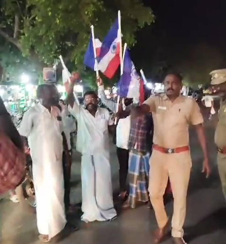 கே.வி. குப்பம் எம்.எல்.ஏ., டாக்டர். ஜெகன் மூர்த்தியார் மீது பொய் வழக்கு போடாதே, கைது நடவடிக்கையில் ஈடுபடாதே என்று தமிழக அரசை கண்டித்து மறியலில் ஈடுபட்ட தூத்துக்குடி மாநகர் மாவட்ட செயலாளர் மாரிச்செல்வம் கைது!!