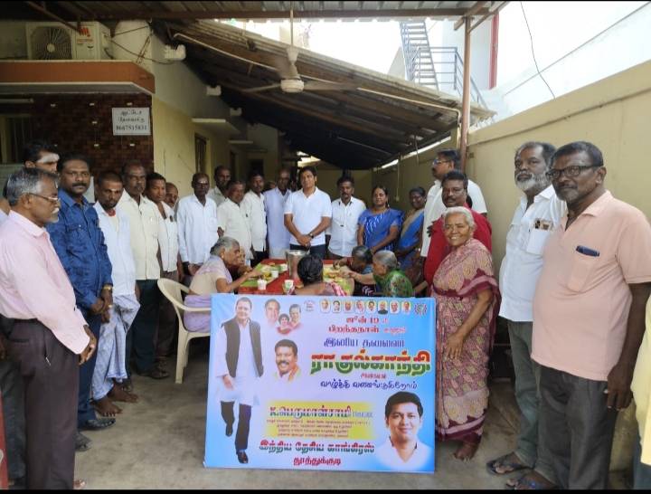 தூத்துக்குடியில் ராகுல் காந்தி பிறந்த நாள் விழா - காங்கிரஸ் கட்சியின் மாநில பொதுக்குழு உறுப்பினர் பெருமாள்சாமி தலைமையில் முதியோர் இல்லத்தில் உணவு வழங்கல்!!