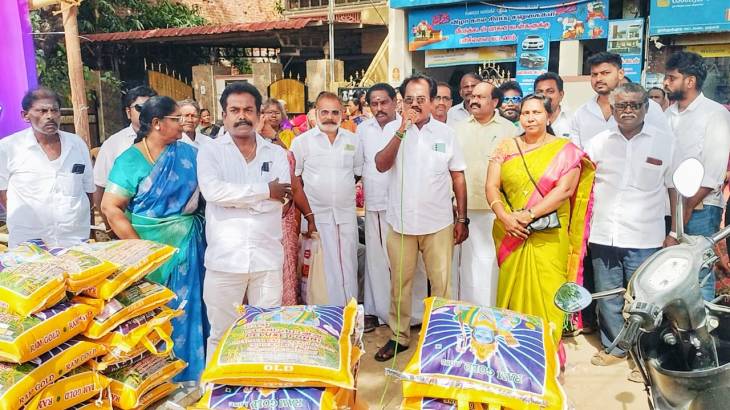 பாராளுமன்ற எதிர்க்கட்சி தலைவர் ராகுல் காந்தியின் 55 வது பிறந்தநாளை முன்னிட்டு தூத்துக்குடி காங்கிரஸ் கமிட்டி மாநகர தலைவர் முரளிதரன் தலைமையில் தூய்மை பணியாளர்களுக்கு நலத்திட்ட உதவிகள் வழங்கப்பட்டது!!