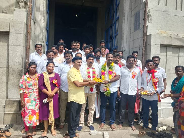 தூத்துக்குடி மாவட்ட வர்த்தக அணி கிருஷ்ண மூர்த்தி ஏற்பாட்டில்  தவெக தலைவர் விஜய்யின் 51 வது பிறந்தநாளை முன்னிட்டு சிவன் கோவிலில் சிறப்பு பூஜை செய்து இனிப்பு வழங்கி கொண்டாட்டம்!!
