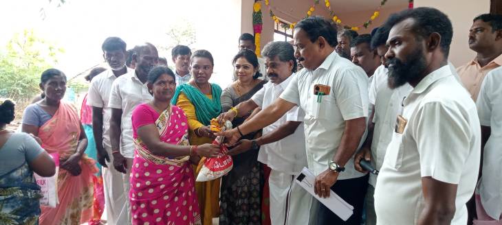 புளியமரத்து அரசரடியில் ஒட்டப்பிடாரம் சட்டமன்ற தொகுதி மேம்பாட்டு திட்டத்தின் கீழ் புதிய நியாய விலைக்கடையை சண்முகையா எம்எல்ஏ திறந்து வைத்து பொதுமக்களுக்கு ரேஷன் பொருட்கள் வழங்கினார்!!