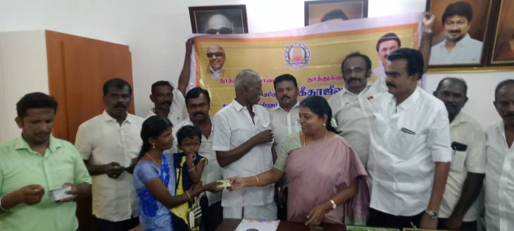தூத்துக்குடி டூவிபுரத்தில் உள்ள சட்டமன்ற அலுவலகத்தில் வைத்து 573 பயனாளிகளுக்கு புதிய ஸ்மார்ட் கார்டுகளை அமைச்சர் கீதா ஜீவன் வழங்கினார்!!