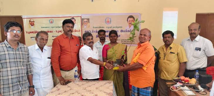 ஒட்டப்பிடாரம் சட்டமன்ற தொகுதி ஓணமாக்குளம் ஊராட்சியில் கலைஞரின் அனைத்து கிராம ஒருங்கிணைந்த வேளாண் வளர்ச்சி திட்டம், ஊட்டச்சத்து வேளாண்மை இயக்கத்தின் கீழ் விவசாயிகளுக்கு விதைகளின் தொகுப்புகளை சண்முகையா எம்எல்ஏ வழங்கினார்!!