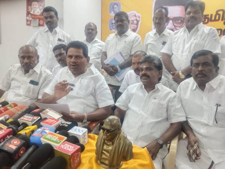 கரூரில் நடைபெறும் திமுக முப்பெரும் விழாவை சாதனை விழாவாக மாற்றுவதற்கு அதிக அளவில் பங்குபெற வேண்டும் அமைச்சர் அனிதா ராதாகிருஷ்ணன் பேச்சு!!
      