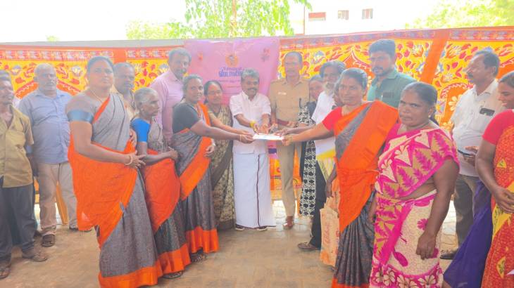 தருவைக்குளத்தில் உங்களுடன் ஸ்டாலின் முகாம்: மகளிர் முன்னேற்றத்துக்கு கடன், பொதுமக்களுக்கு குடும்ப அட்டைகள் வழங்கிய எம்.சி. சண்முகையா எம்.எல்.ஏ!!