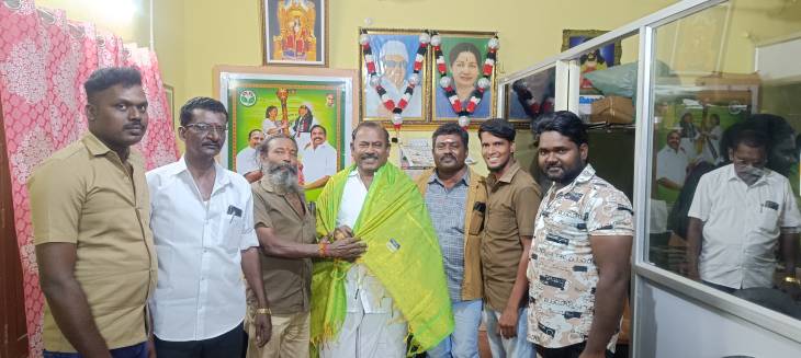 முன்னாள் அமைச்சர் சி.த.செல்லப்பாண்டியன் முன்னிலையில் ஓபிஎஸ் அணியினர் இபிஎஸ் அணியில் இணைந்தனர்!!
