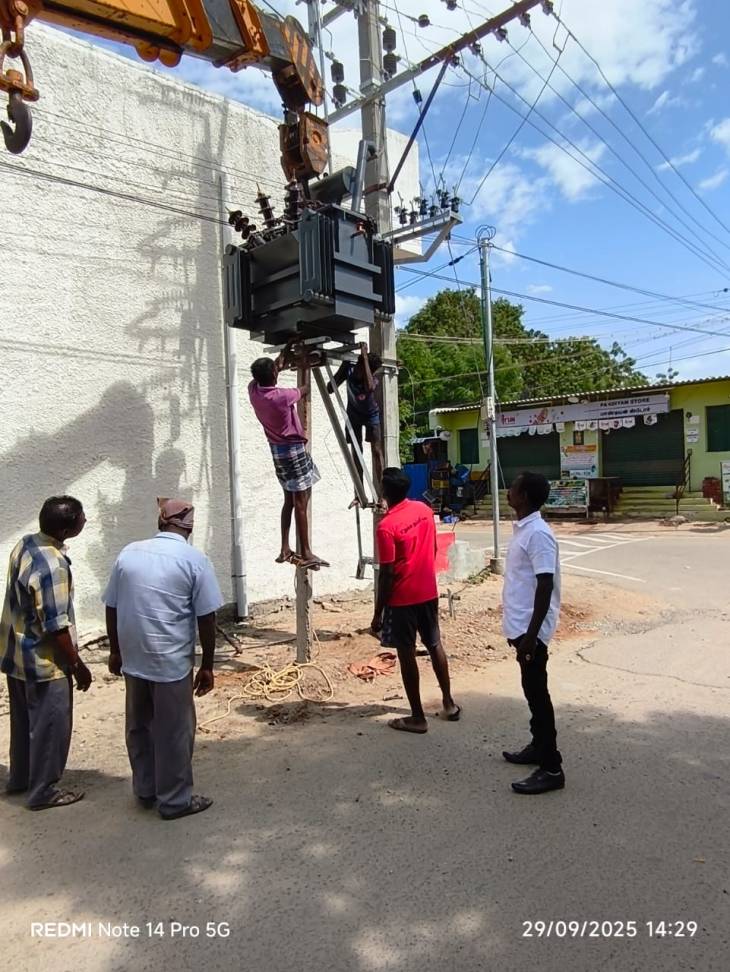 தூத்துக்குடி மாநகராட்சி 50 வது வார்டில் புதிய மின்மாற்றிகள் நிறுவல் -  கவுன்சிலர் சரவணகுமார் பார்வையிட்டார், அமைச்சர் விரைவில் தொடங்கி வைக்க உள்ளார்!!