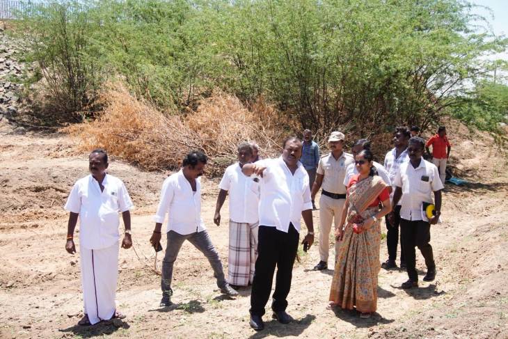 125 ஏக்கர் சி.வ.குளத்தில் முள் காடு அகற்றும் பணிகள் தீவிரம் – தூத்துக்குடி மேயர் ஜெகன் பெரியசாமி தலைமையில் மாபெரும் நடவடிக்கை!!