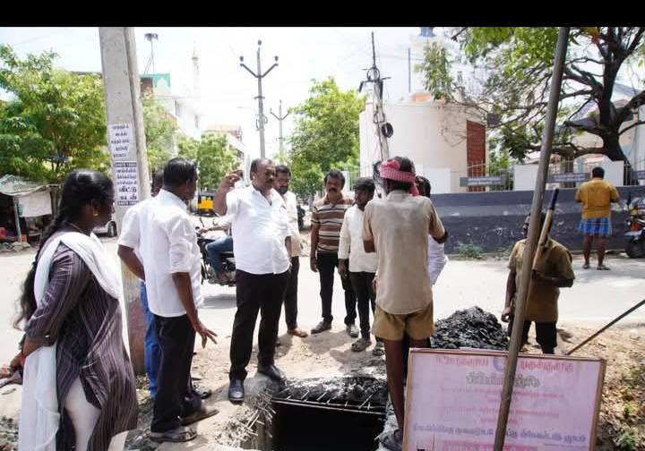 அண்ணாநகர் பகுதியில் நடைபெறும் வடிகால் தூர்வாரும் பணிகளை தூத்துக்குடி மேயர் ஜெகன் பெரியசாமி பார்வையிட்டு ஆய்வு செய்தார்!!
