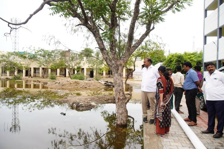 சி.வ. அரசு மேல்நிலைப் பள்ளியில் தேங்கிய மழைநீரை அகற்ற நடவடிக்கை – மேயர் ஜெகன் பெரியசாமி, ஆணையர் ப்ரியங்கா நேரில் பார்வை!!