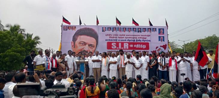 “ஜனநாயகத்தை பாஜகவின் பிடியில் வைக்க முடியாது” — கனிமொழி கருணாநிதி ஆவேசம்!!
