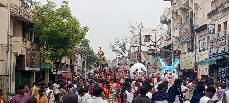 “திருத்தேர் தொடங்கும் தருணத்தில் மழை நின்றது… தேர் முடிந்ததும் மழை பொழிந்தது – பக்தர்கள் ஆனந்தக் களிப்பில் மிதந்த தூத்துக்குடி திருமந்திரநகர் திருவிழா!”