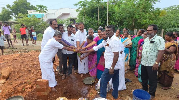 ஒட்டப்பிடாரம் தொகுதி தன்னூத்து கிராமத்தில் 10 லட்சம் மதிப்பில் கலையரங்கம் கட்டும் பணிக்கு அடிக்கல்!