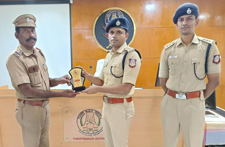 சிறப்பான காவல் பணிக்கு பாராட்டு — 10 காவல் நிலைய ஆய்வாளர்களுக்கு எஸ்.பி. ஆல்பர்ட் ஜான் பாராட்டு!!
