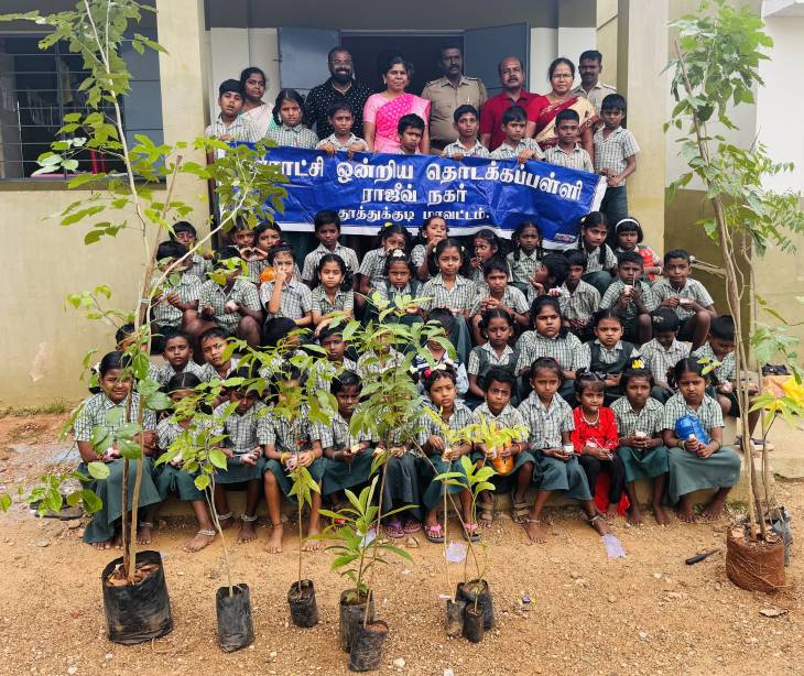 தூத்துக்குடி ஊராட்சி பள்ளியில் குழந்தைகள் தின விழா: மாணவர்களுக்கு இனிப்புகள், கல்வி பொருட்கள் – பள்ளிவளாகத்தில் மரக்கன்று நட்டும் நிகழ்ச்சி!!