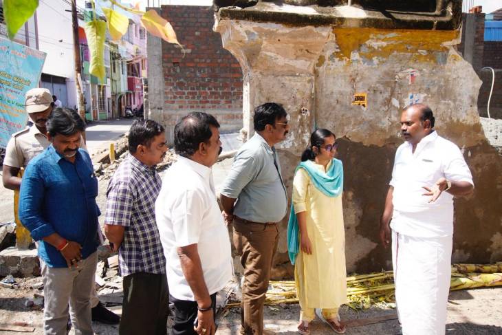 தூத்துக்குடி ராஜபிள்ளை சந்தில் புதிய சாலைக்கான ஆய்வு — மேயர் ஜெகன் பெரியசாமி நேரில் பார்வை!!
