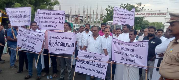 தூத்துக்குடி நாசரேத் திருமண்டலில் நீதிபதி ஜோதிமணிக்கு எதிராக டி.எஸ்.எப். அணியினர் ஆர்ப்பாட்டம் – ஆட்சியர் அலுவலகம் முன்பு பரபரப்பு!!
