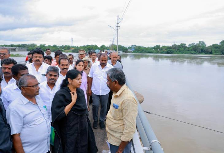 தாமிரபரணியில் பெருக்கெடுத்த வெள்ளம்: திருவைகுண்டம் அணைக்கட்டு நிலைமையை நேரில் மதிப்பீடு செய்த கனிமொழி கருணாநிதி எம்பி!!