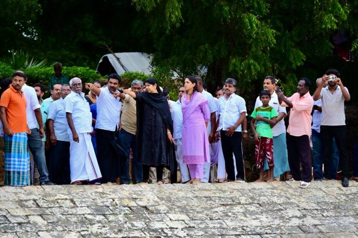 வெள்ளநீர் சூழ்ந்த ஏரல் தரைப்பாலம்: பாதிப்பை நேரில் மதிப்பீடு செய்த எம்.பி. கனிமொழி!!
