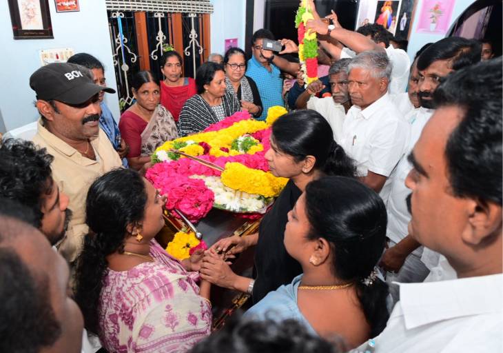 திமுக மகளிர் அணியின் அர்ப்பணிப்பு தலைவி ராஜம் ஜான் மறைவு: கனிமொழி கருணாநிதி நேரில் அஞ்சலி!!