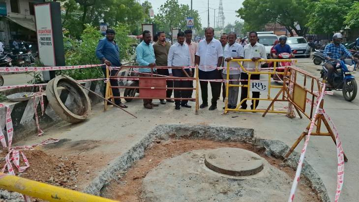 அண்ணா நகர் பிரதான சாலையில் சீரமைப்பு பணிகள் தீவிரம் – மேயர் ஜெகன் பெரியசாமி நேரில் ஆய்வு!!