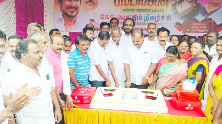 துணை முதல்வர் உதயநிதி ஸ்டாலின் பிறந்தநாளை முன்னிட்டு தூத்துக்குடியில் மேயர் ஜெகன் பெரியசாமி கேக் வெட்டி விழா கொண்டாட்டம்!!