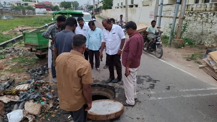 தூத்துக்குடியில் கனமழை பாதிப்புகள்: குறிஞ்சி நகர் – ஹவுசிங் போர்டு பகுதிகளில் மழைநீர் வெளியேற்றப் பணிகளை மேயர் ஜெகன் பெரியசாமி ஆய்வு!!