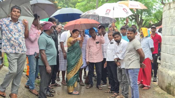 தூத்துக்குடி முத்தையாபுரம் பொன்னாண்டி நகரில் மழைநீர் நிலைமையை அமைச்சர் கீதா ஜீவன் நேரில் ஆய்வு!!
