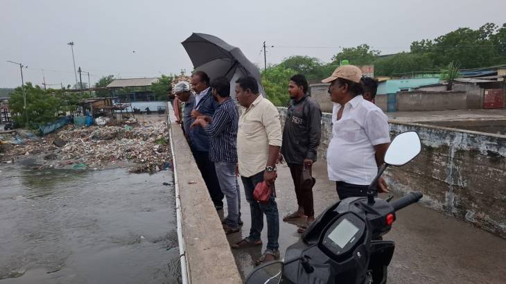 தூத்துக்குடியில் கனமழை காரணமான நீர்வெளியேற்றப் பணிகள் தீவிரம் – மேயர் ஜெகன் பெரியசாமி நேரில் ஆய்வு!!