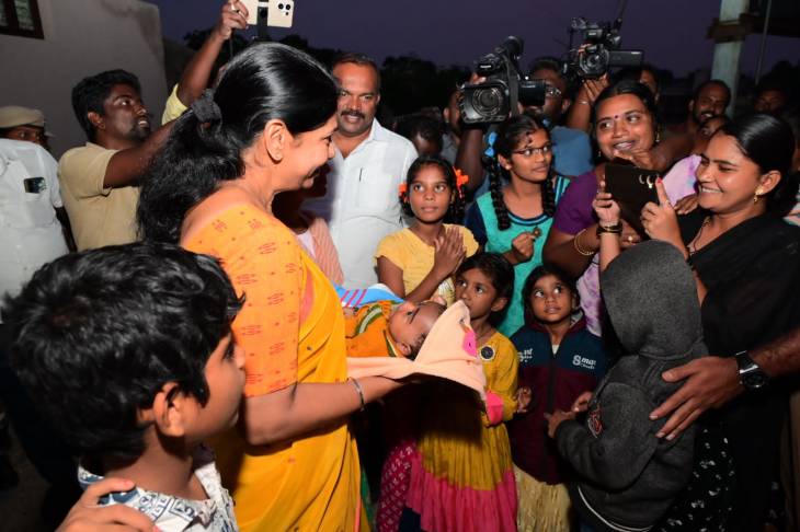 தூத்துக்குடி வெள்ள ஆய்வில் மனம் நெகிழ்ந்த தருணம்: பெற்றோரின் வேண்டுகோளை ஏற்று குழந்தைக்கு ‘மலர்’ என்ற பெயரை சூட்டிய கனிமொழி எம்.பி.!!