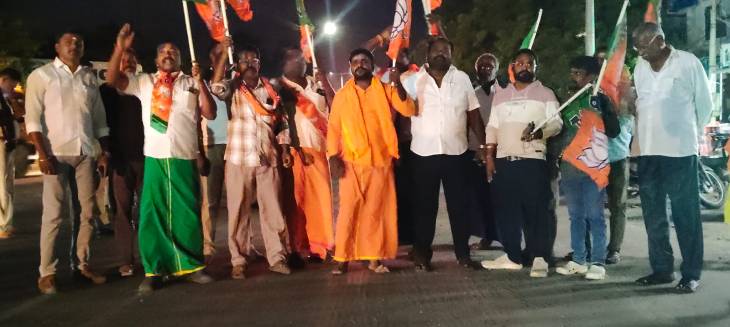 “நயினார் நாகேந்திரன் கைது: தமிழகமெங்கும் பாஜக கண்டன அலை – முத்தையாபுரத்தில் ஆர்ப்பாட்டம்”

