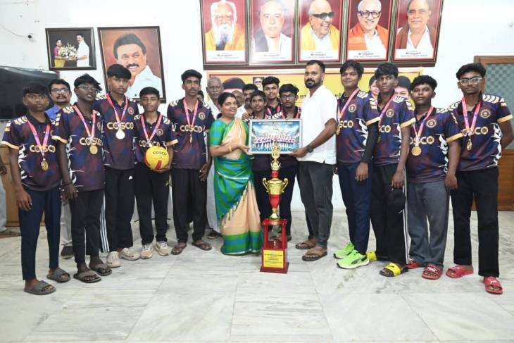 மாவட்ட எரிபந்தாட்டப் போட்டியில் சாம்பியன் — தூத்துக்குடி கமாக் பள்ளி மாணவர்கள் அமைச்சர் கீதா ஜீவனை சந்தித்து வாழ்த்து பெற்றனர்!!