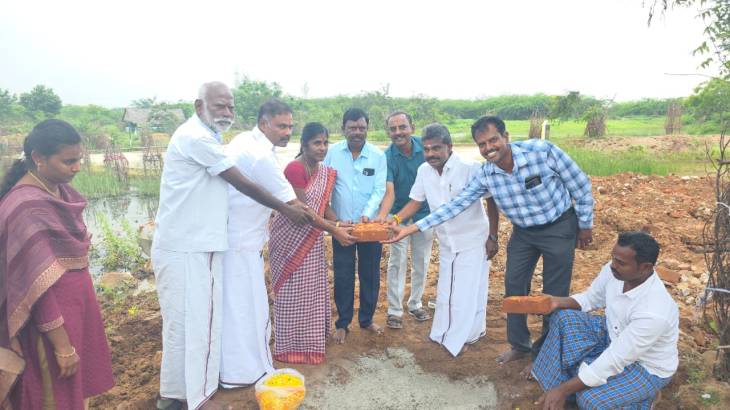 விளாத்திகுளம் கிராமத்தில் பயணிகள் நிழற்குடை: அடிக்கல் நாட்டிய எம்.சி.சண்முகையா எம்எல்ஏ – தேசிய வேலை உறுதி திட்டப் பணிகள் குறித்து ஆய்வு!!