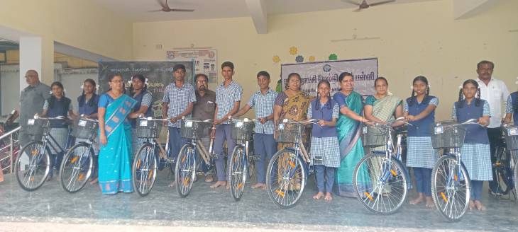 அமைச்சர் கீதா ஜீவன் வழங்கினார் – தூத்துக்குடி சாமுவேல்புரம் பள்ளியில் 88 மாணவ, மாணவிகளுக்கு விலையில்லா மிதிவண்டிகள்!!