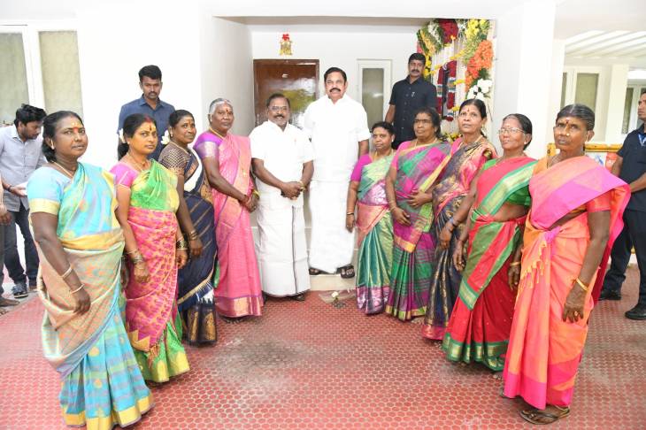 முன்னாள் அமைச்சர் சி.த.செல்லப்பாண்டியன் தலைமையில் புரட்சித் தமிழர் எடப்பாடியார் அவர்களை நேரில் சந்தித்து நினைவு பரிசு!!