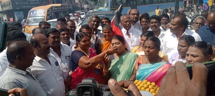“₹5,000 வந்தாச்சு… தூத்துக்குடி பெண்கள் கொண்டாட்ட வெள்ளம்!” – அமைச்சர் கீதாஜீவனுக்கு இனிப்பு ஊட்டி நன்றி!!