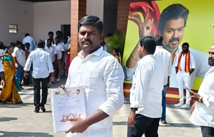 தமிழக வெற்றிக் கழகம் சார்பில் எபநேசர் – முத்து சரண்யா மனு தாக்கல்: “ஓட்டப்பிடாரம் முதல் பெண் வேட்பாளர் வரலாறு படைக்க தயாராகிறார்!”