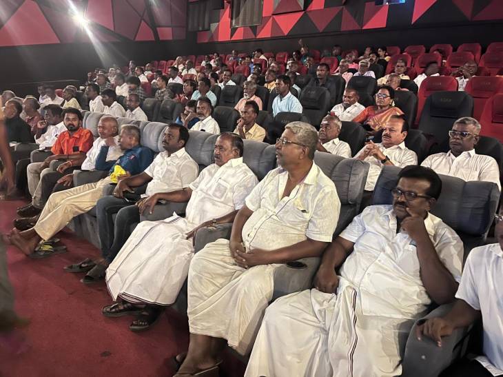 தூத்துக்குடியில் ‘அன்பே வா’ உற்சாகம்: ரசிகர்களுடன் இனிப்பு பகிர்ந்து, டிக்கெட் செலுத்தி படம் கண்டார் முன்னாள் அமைச்சர் செல்லப்பாண்டியன்!!